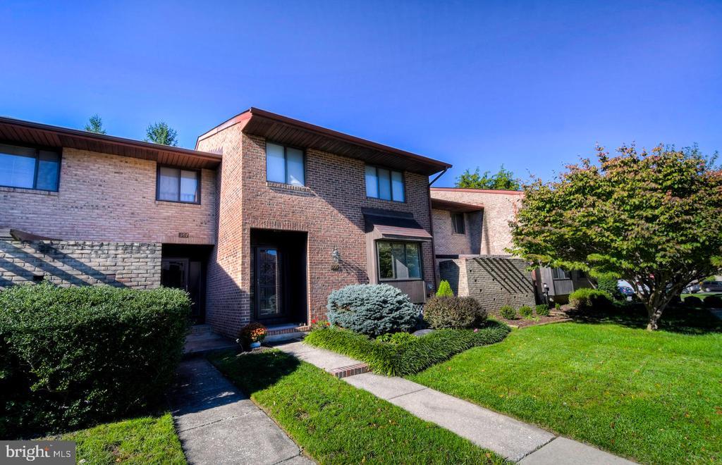 Foto principal - 305 Five Farms Ln