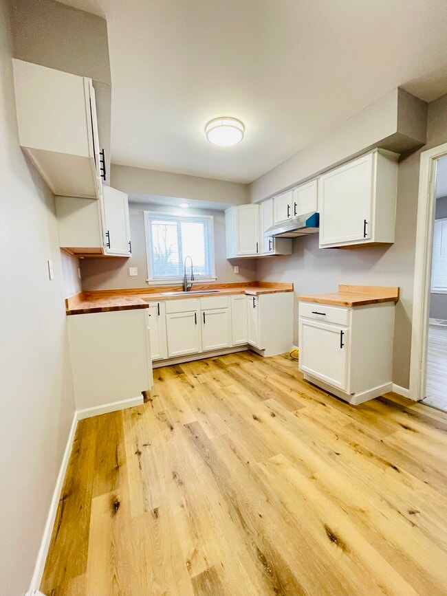 Building Photo - 8620-8620 W Villard Ave