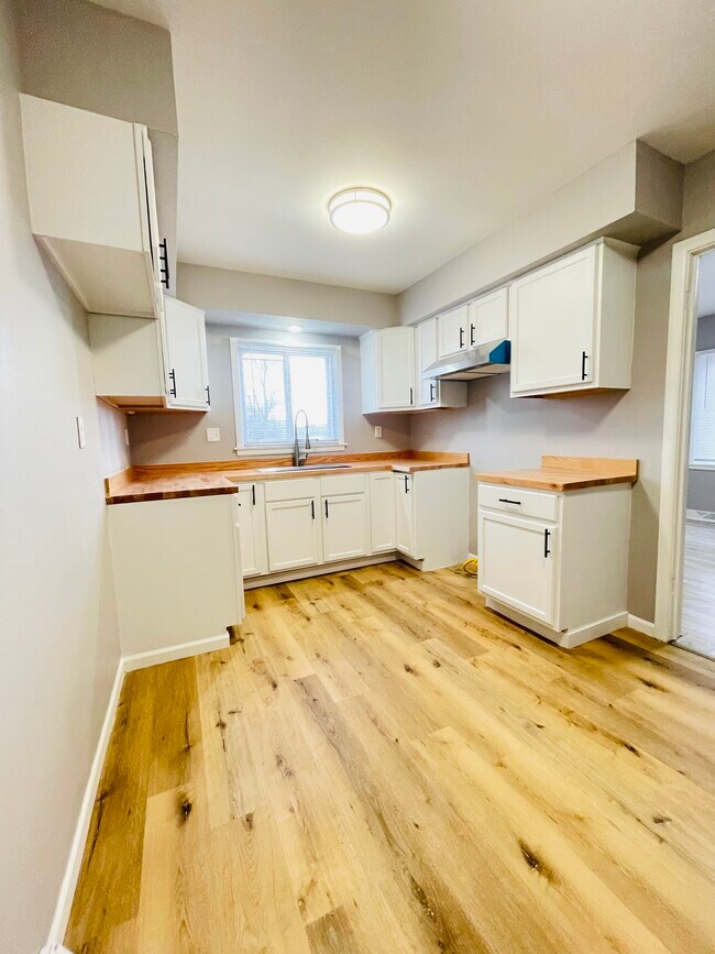 Foto del edificio - 8620-8620 W Villard Ave