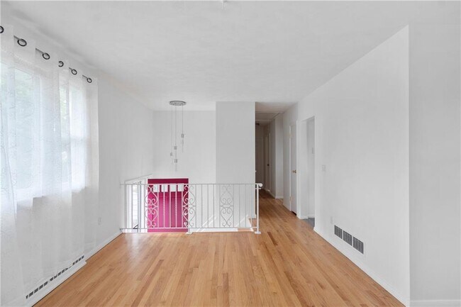 Building Photo - 4 Weetamoe Rd