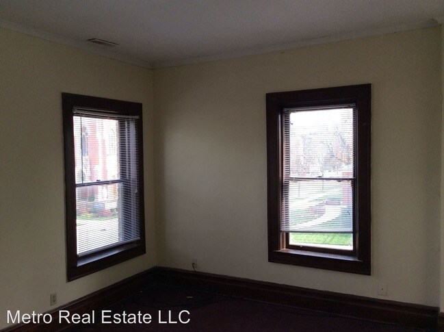 Building Photo - 460 E Dewald St