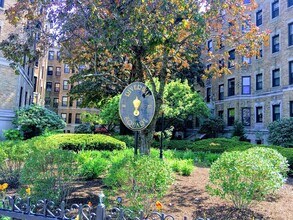 Building Photo - 122 Riverway