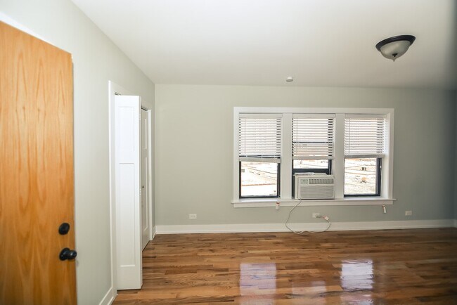 Foto del edificio - 555 W Arlington