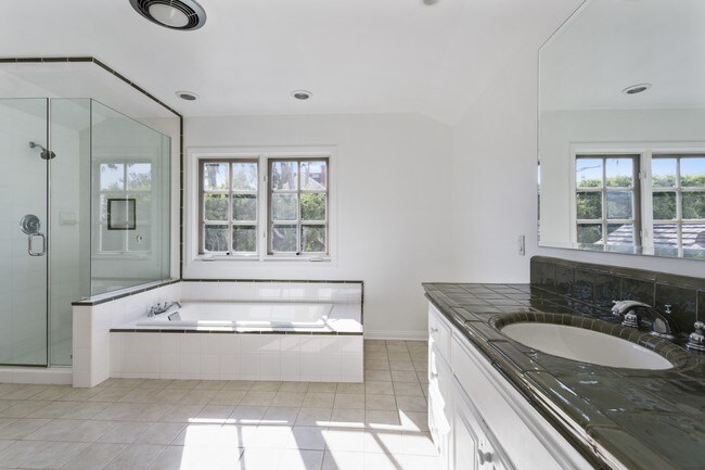 Building Photo - 523 Chapala Dr