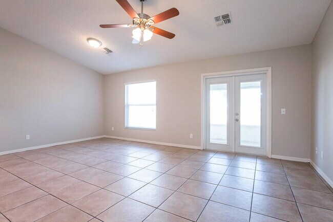 Foto del edificio - 80 Lake Daisy Blvd