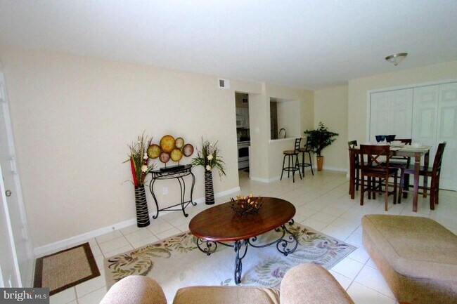 Foto del edificio - 5818 Royal Ridge Dr