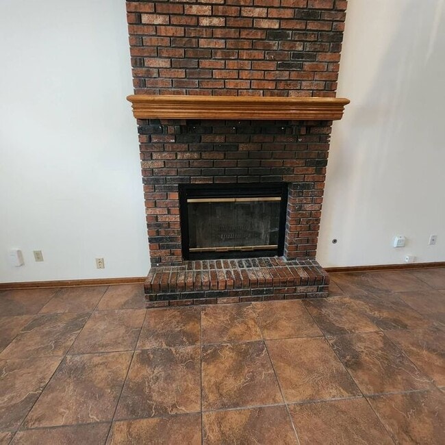 Building Photo - New Price! 2 Bedroom, 1.5 Bathroom Duplex ...