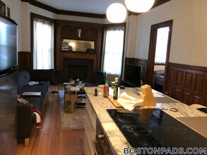 Building Photo - 849 Beacon St