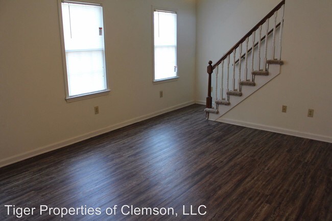 Building Photo - 4 br, 2 bath Room For Rent - 108 Ole Towne Sq