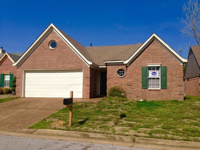 Building Photo - Split Floor Plan Located in a Quiet Cove!