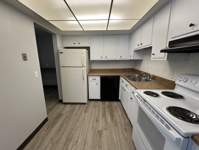 2BR, 1.5BA - 1055SF - Kitchen - Fountainview East Apartments