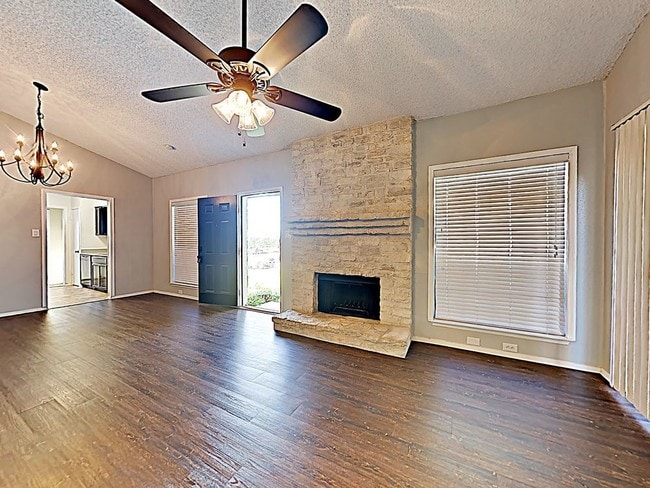 Building Photo - Spectacular home in Spring Creek Forest.