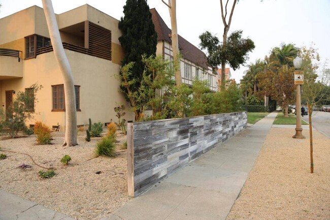 Building Photo - 939 S Mansfield Ave