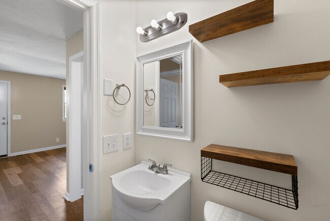 bath unit B - 335 Grace St