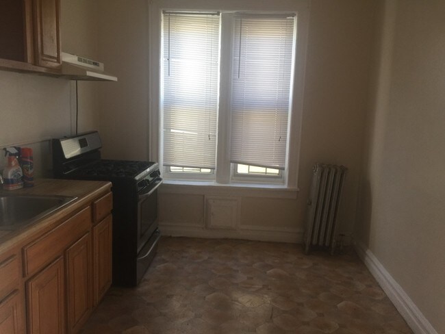 Foto del edificio - 208 E 95th St