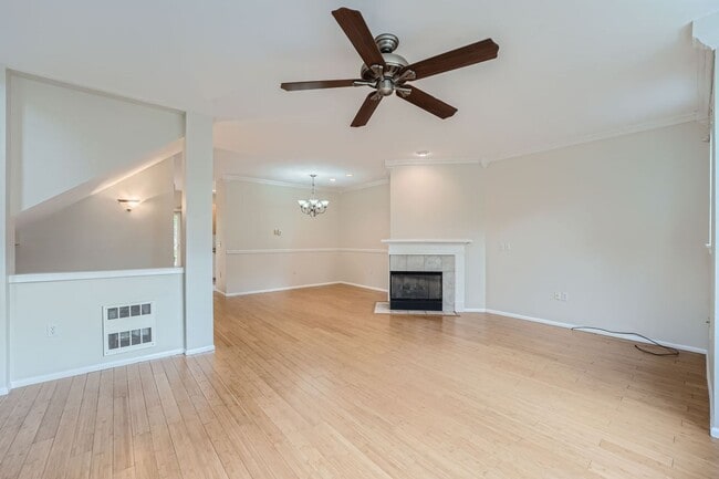 Building Photo - 3bed/2.5 End Townhome Unit with Attached Garage in Renton!