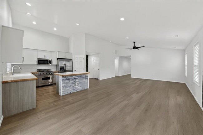 Building Photo - 878 W Jasper St