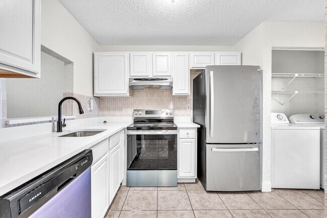 Building Photo - 2510 Riverside Dr