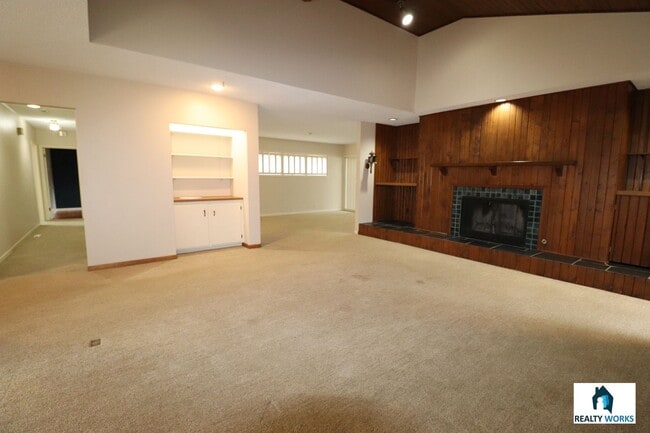 Building Photo - Amazing 2 bed Home!