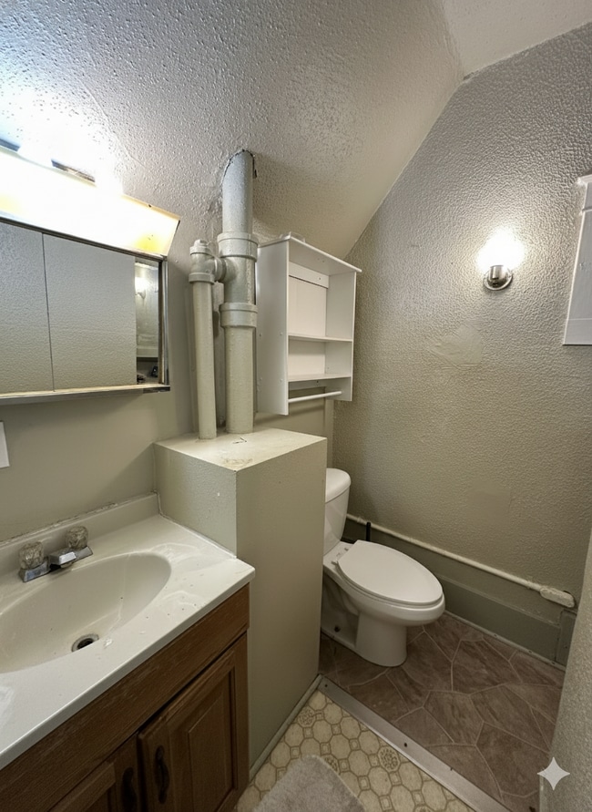 Building Photo - 3 Bed 1 Bath duplex close to UWEC!