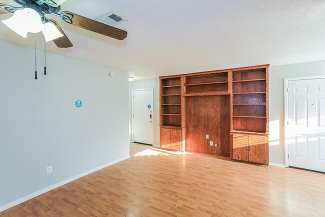 Foto del edificio - 2614 Chevy Chase Dr