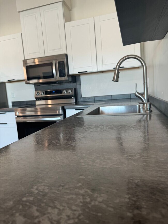 Building Photo - CHECK OUT THIS 2 BED/ 1 BATH! WON'T LAST L...