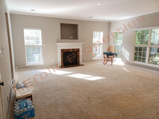 Building Photo - Luxury 4 BR 2-Car Garage Cul-de-Sac End Un...