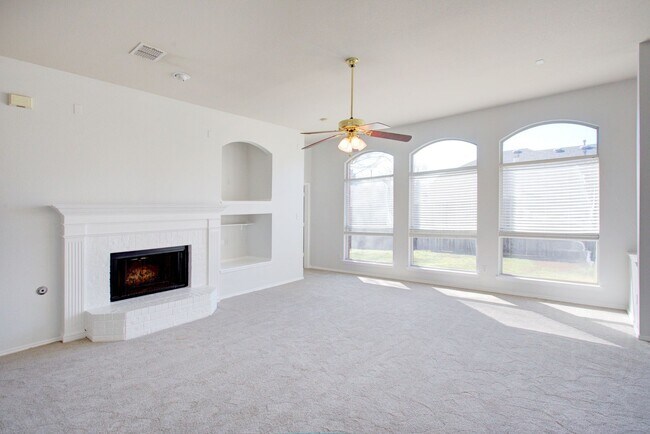 Building Photo - 3 Bedroom 2 Bath located in Beacon Hill