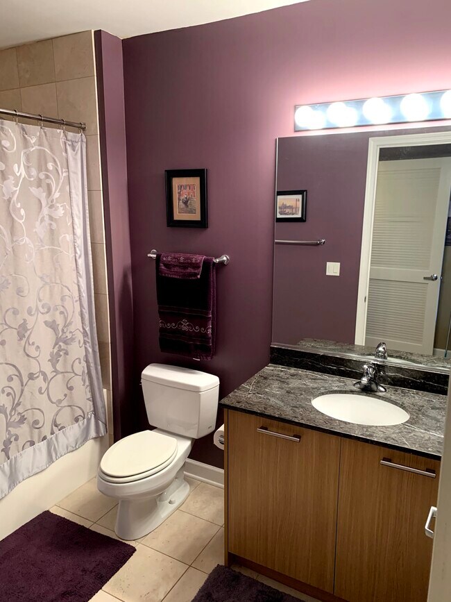 Baño - 450 E Waterside Dr