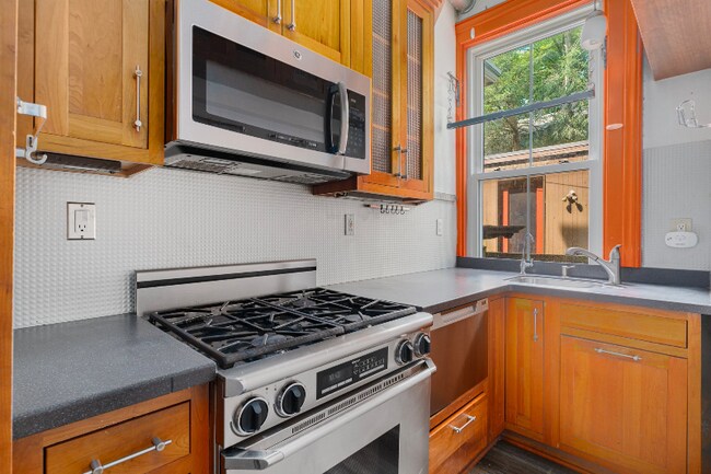 Foto del edificio - 77 Lloyd Ave