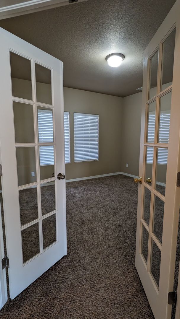 Foto del edificio - LARGE TWO STORY 3 BED/2.5 BATH W/3 CAR GAR...
