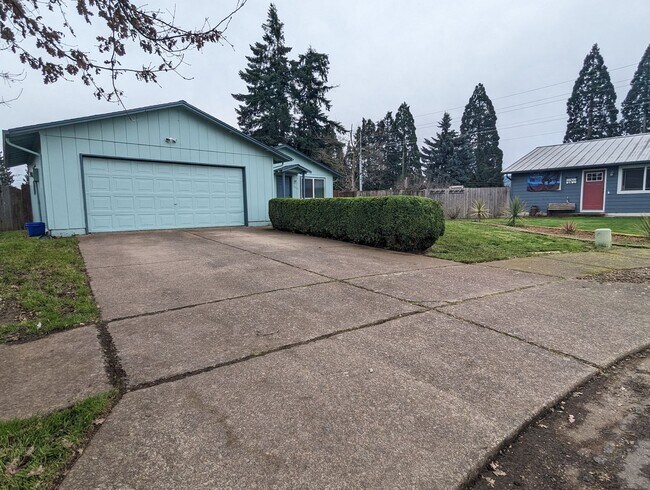 Building Photo - Great 3-Bedroom, 1-Bath Home With Huge Bac...