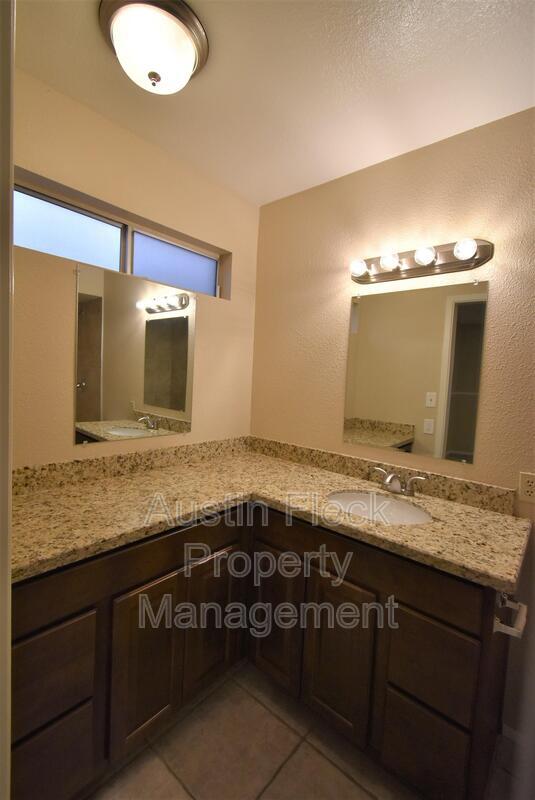 Building Photo - 711 W Straford Dr