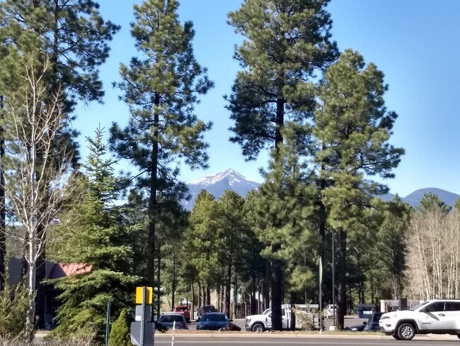 Foto del edificio - 1385 W University Ave