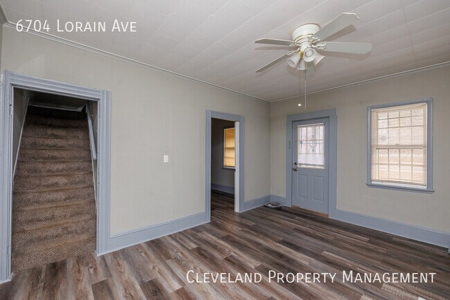 Foto del edificio - Lorain Ave 2-Bedroom Home