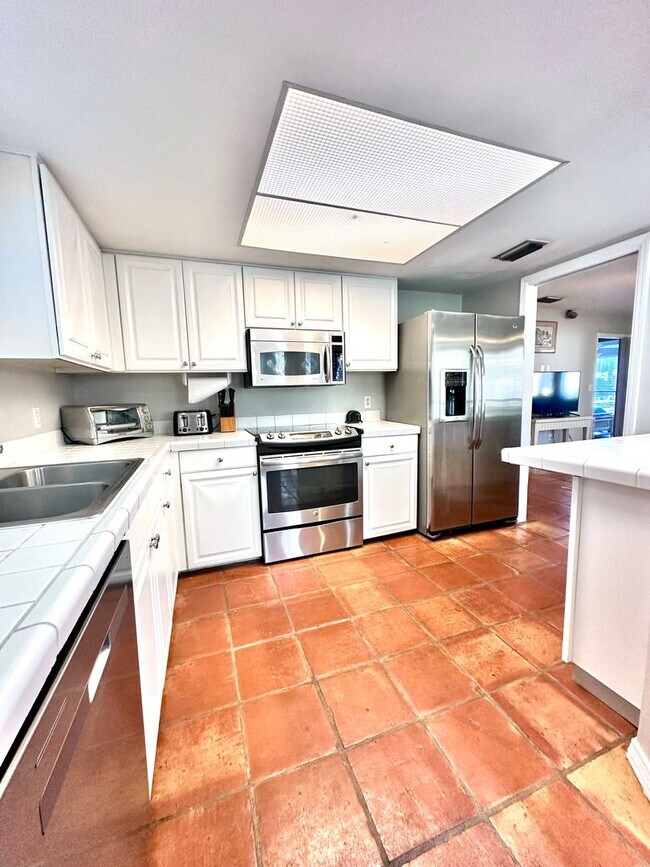 Foto del edificio - Fully furnished 2-Bedroom, 2-Bath Lakefront Cottage in Sandestin Resort available for Long Term R...