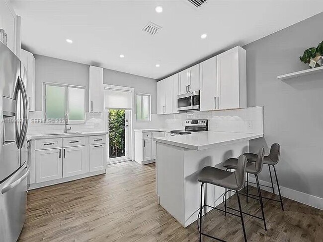 Foto del edificio - 808 NE 17th Way