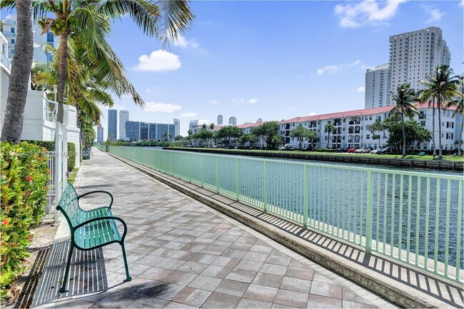Foto del edificio - 3030 NE 188th St