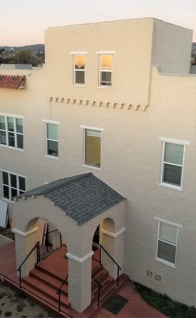 Foto del edificio - Newly Remodeled 3 Room Studio Apartment