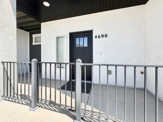 Foto del edificio - 3 Bed + 2.5 Bath Townhome w/ Garage, Storage & Dogs Allowed Near Jordan Landing