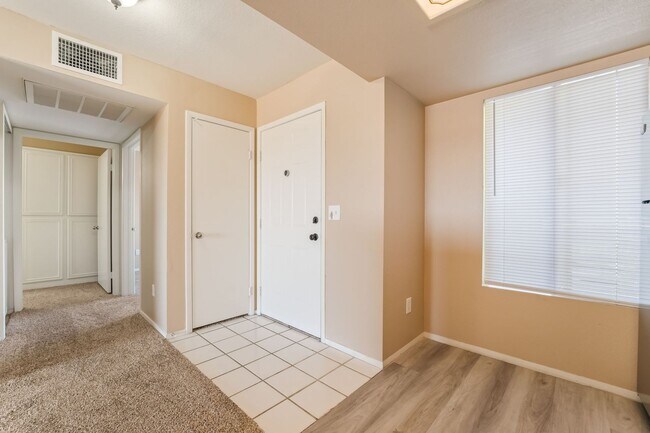 Foto del edificio - Stylish Condo with Stunning Strip Views!