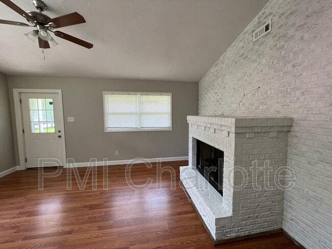 Building Photo - 1100 Vickery Dr