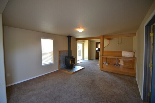 Building Photo - 5610 S Thompson Ave