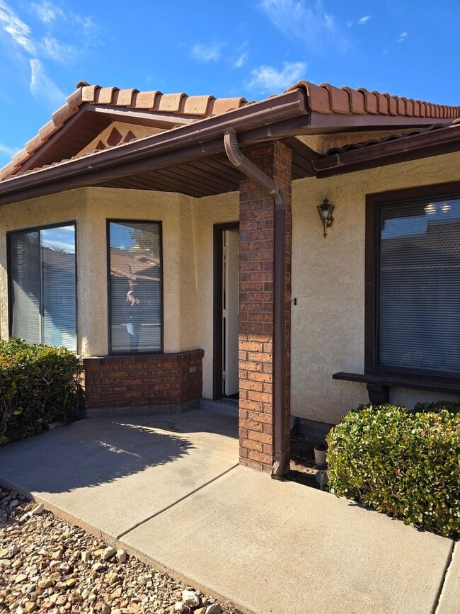 Building Photo - 2 bed 2 bath Duplex!