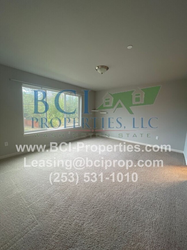 Foto del edificio - Beautiful 3 Bedroom House in Puyallup Available July 1, 2026!