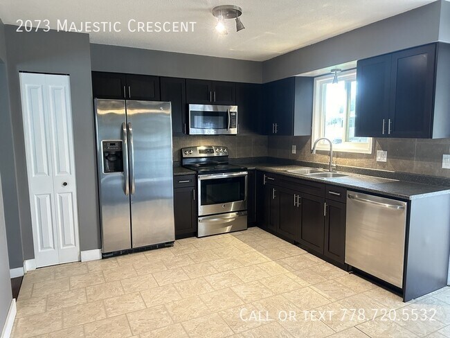 Building Photo - Updated Family Home with Two Kitchens