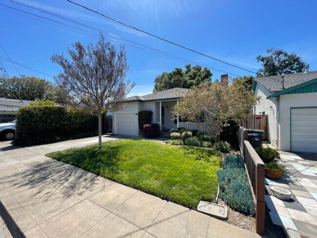 Foto del edificio - 3BD 1 BA Home in San Carlos with large bac...