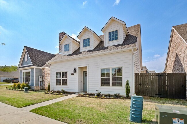 Building Photo - Charming 3-Bed, 2-Bath Home with Modern Up...