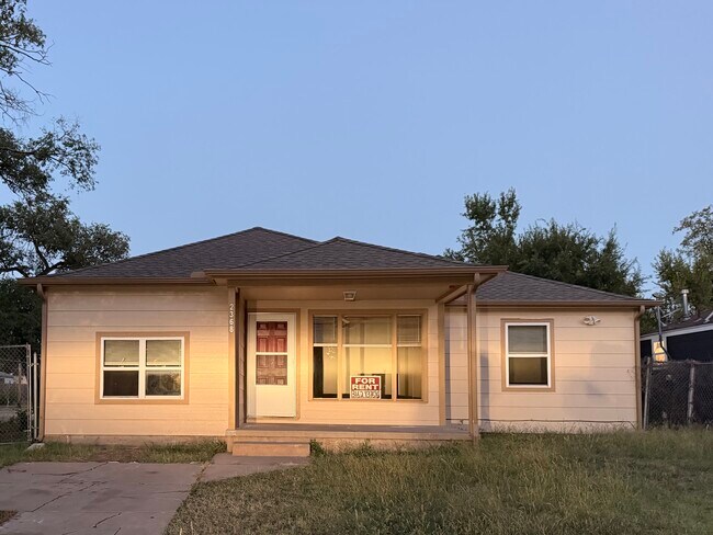 Foto del edificio - 2368 N Erie Ave