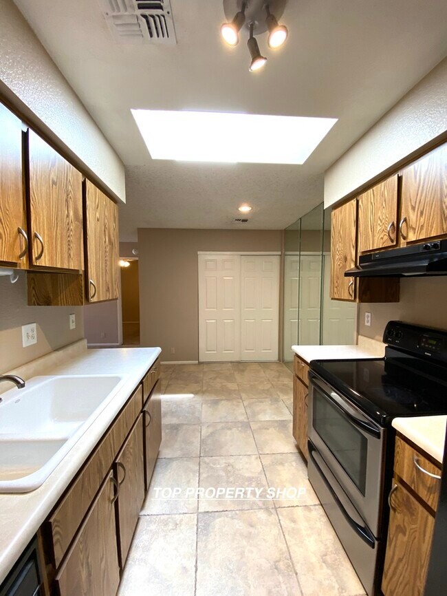 Building Photo - CLEAN 2 BED 2 BATH CONDO IN PHOENIX!
